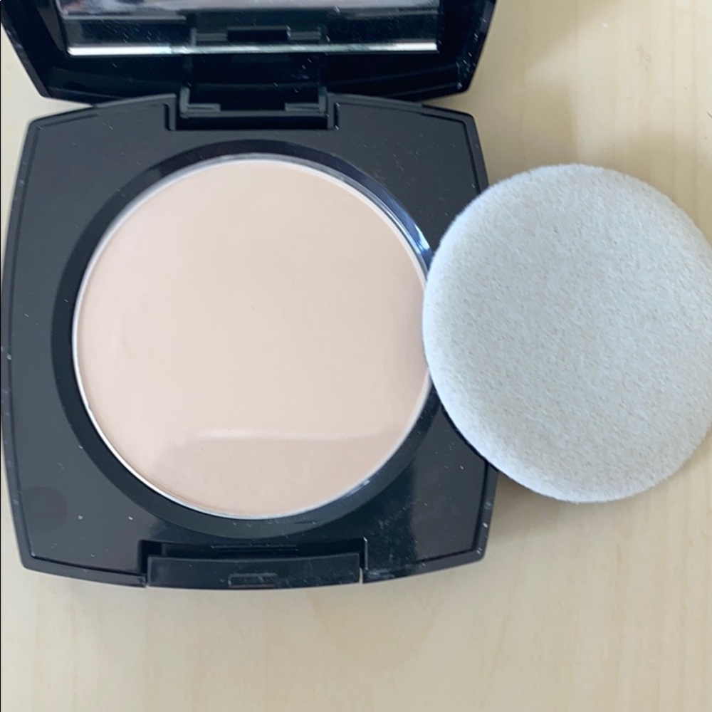 Flawless Mattifying Pressed Powder in Neutral Fair